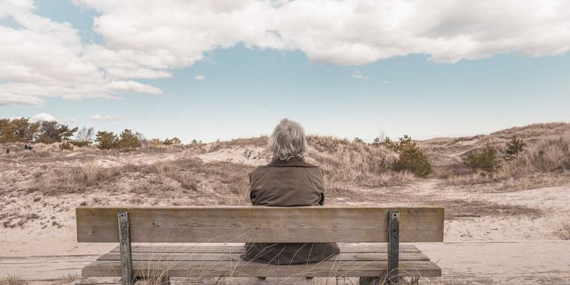 解锁自然力量：从迷迭香到荨麻的草本膳食补充剂，如何成为头发与头皮健康的天然方案